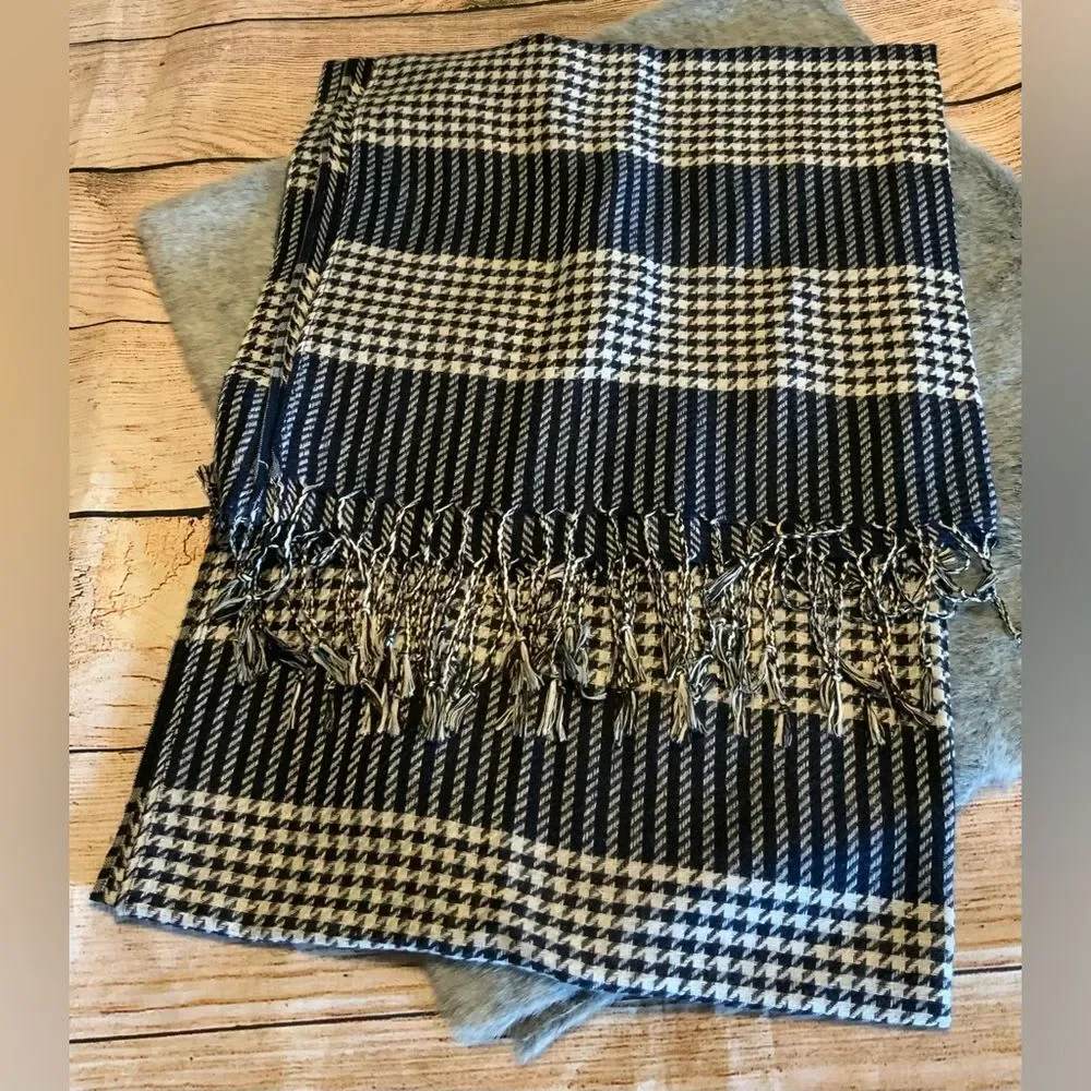 NWT Houndstooth Scarf With Fringe
